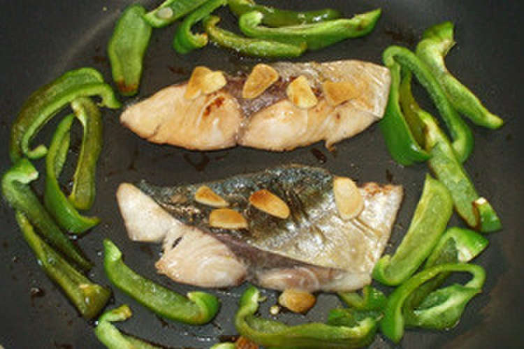 魚 ぶりのにんにく醤油焼きフライパン レシピ 作り方 By 漢方薬のタカキ大林店 クックパッド 簡単おいしいみんなのレシピが362万品