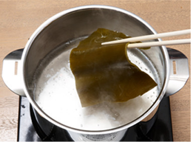  【基本】昆布だしで作るお味噌汁の画像