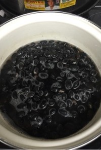 炊飯器で作った蒸し黒豆を甘く煮る。