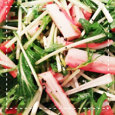 混ぜるだけで簡単！水菜とかにかまのサラダの写真