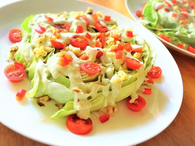 レタスの大きな輪切りサラダの写真