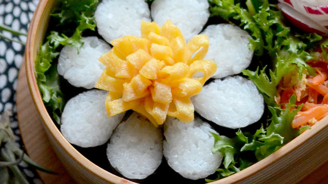 海苔巻かず お花型ご飯 お弁当に レシピ 作り方 By みずか クックパッド 簡単おいしいみんなのレシピが357万品