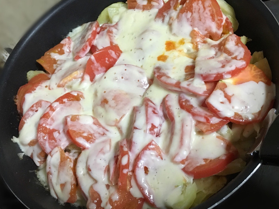 フライパンでポテトとトマトのチーズ焼きの画像