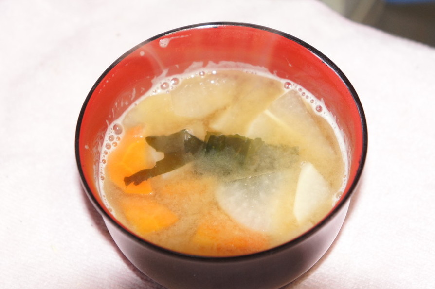 トン汁の具でワカメの味噌汁の画像