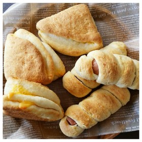 ビスケット風チーズとソーセージ捻りパン