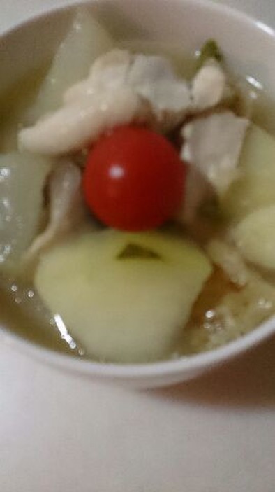 冬瓜と鶏肉お野菜のコンソメスープの写真