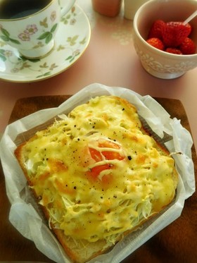 キャベツたっぷり目玉焼きトースト