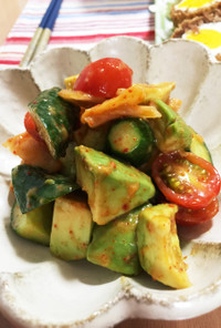 白菜キムチとアボカドの簡単サラダ