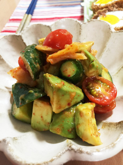 白菜キムチとアボカドの簡単サラダの写真