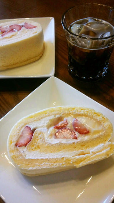 苺とカスタードのロールケーキの写真