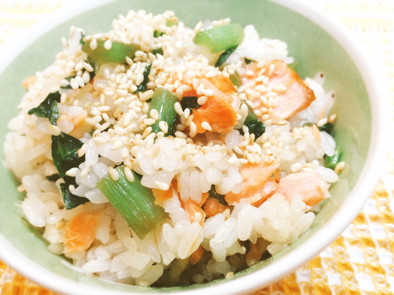 焼き鮭と菜っ葉の混ぜご飯♡の写真