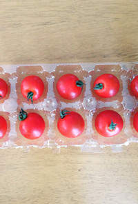 卵のパックで、トマトとイチゴの保存法。