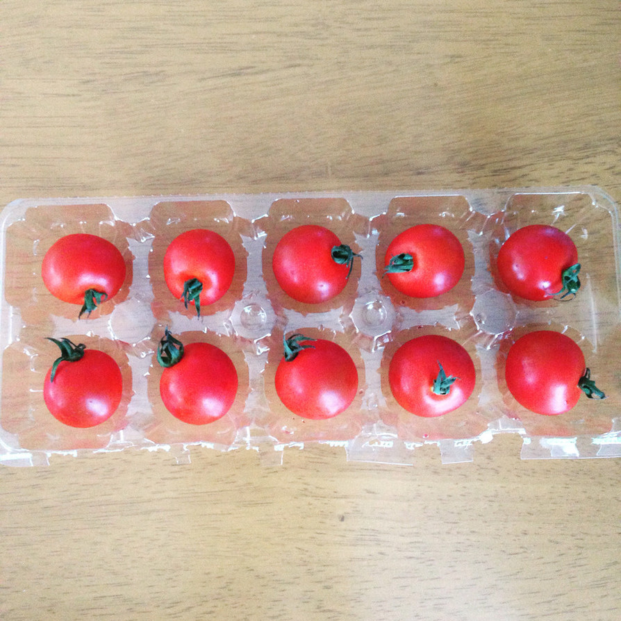 卵のパックで、トマトとイチゴの保存法。の画像