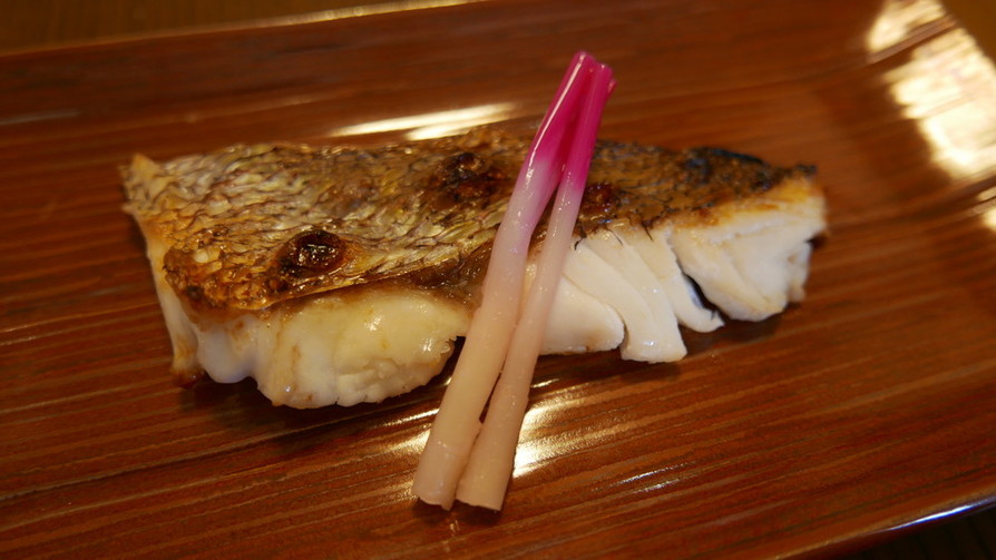 秘密の技で皮パリパリ！真鯛の塩焼きの画像