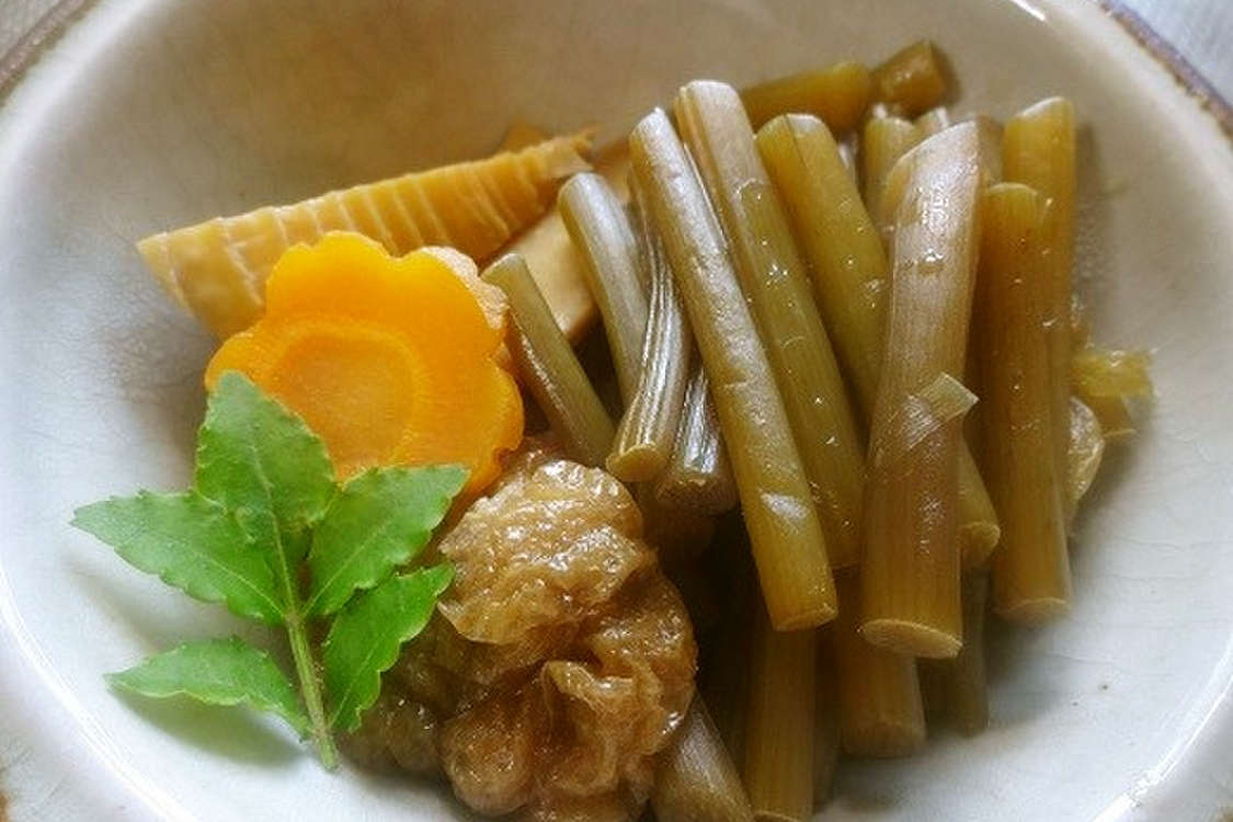 シャキっと美味しいフキ ツワブキの煮物 レシピ 作り方 By Toddchiku クックパッド 簡単おいしいみんなのレシピが379万品