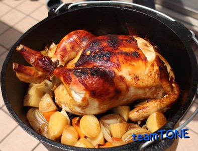 ダッチオーブンでカレー風味丸鶏の写真