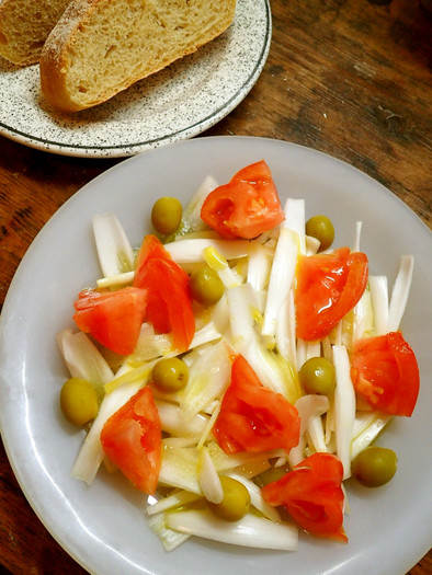 スペイン風・新玉ねぎとオリーブのサラダの写真