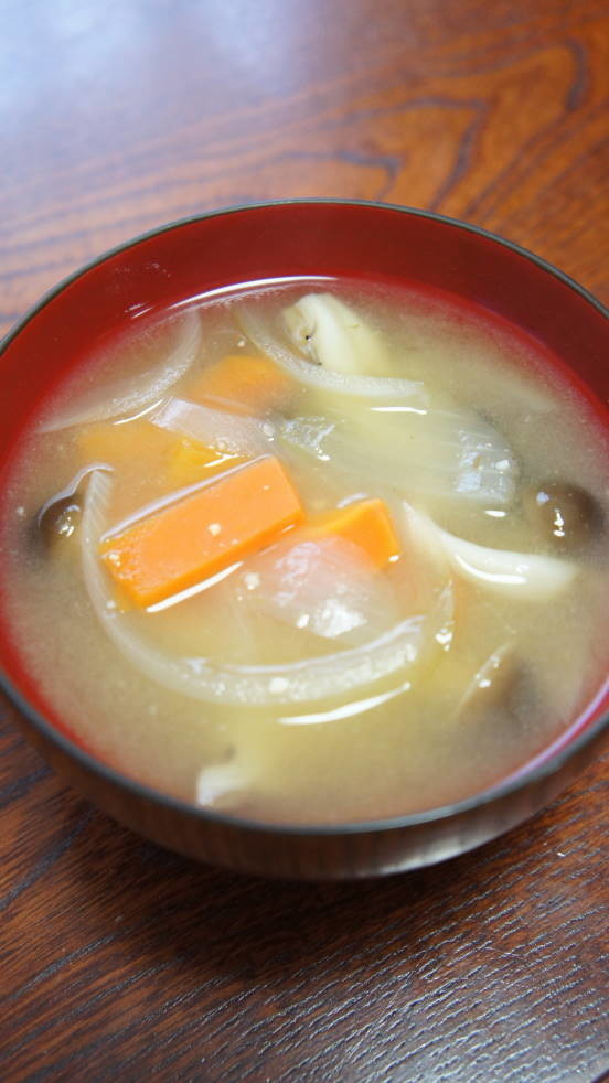 玉ねぎ・ぶなしめじ・にんじんの味噌汁の画像