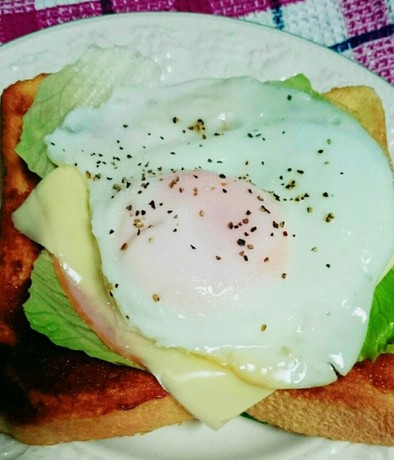 朝食にハムチーズで♪目玉焼きトーストの写真