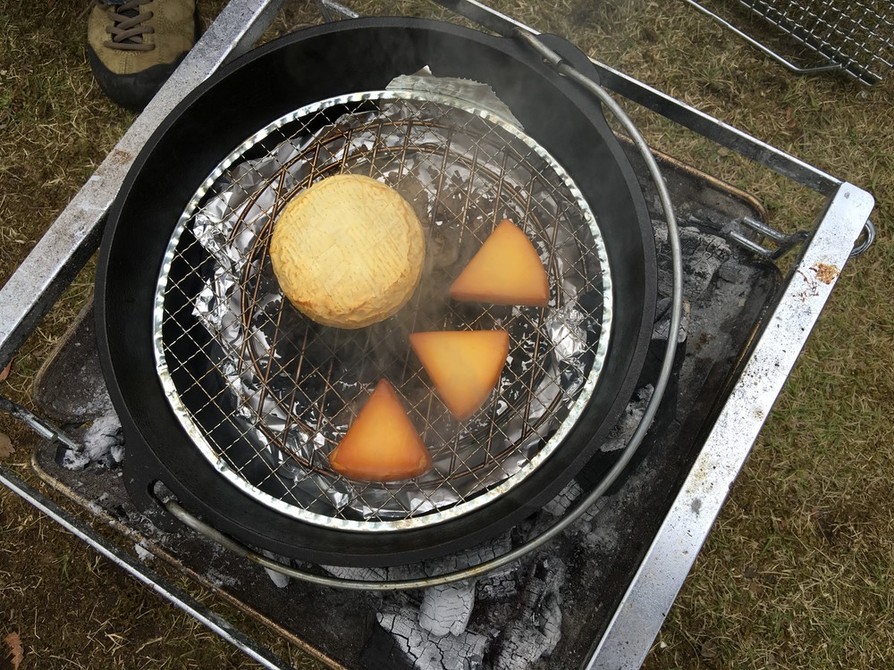 キャンプダッチで簡単スモークチーズの画像