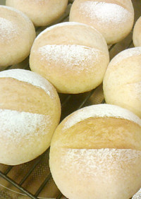 ゆっくり発酵・牛乳で作る全粒粉入り丸パン
