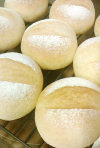 ゆっくり発酵・牛乳で作る全粒粉入り丸パン