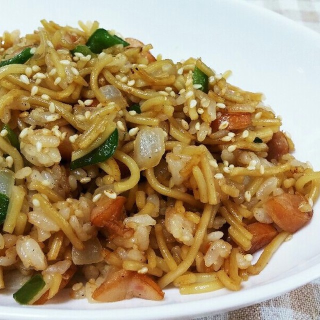 野菜たっぷりゴマ入りそば飯チャーハン レシピ 作り方 By れいぴん クックパッド