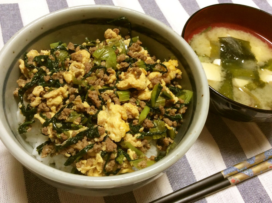 小松菜のそぼろご飯の画像