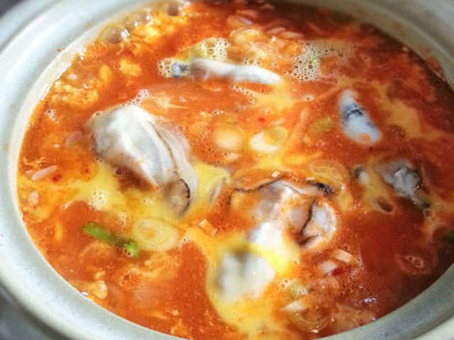 市販のスープで美味しい牡蠣キムチ鍋を作る By 札幌在住の松島タツオ