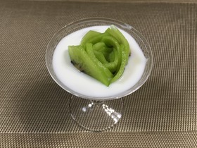 アロエヨーグルトにキウイのっけただけ