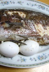 鯛の塩釜焼（お腹から大きな卵が？）