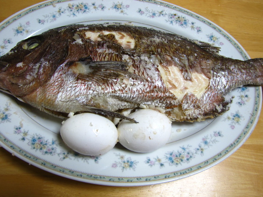 鯛の塩釜焼（お腹から大きな卵が？）の画像