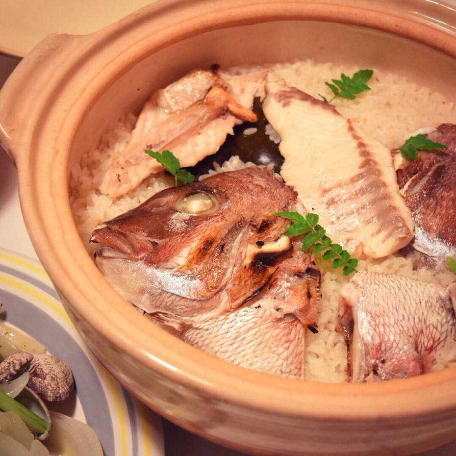 土鍋で炊く旨味しっかりなシンプル鯛めしの画像