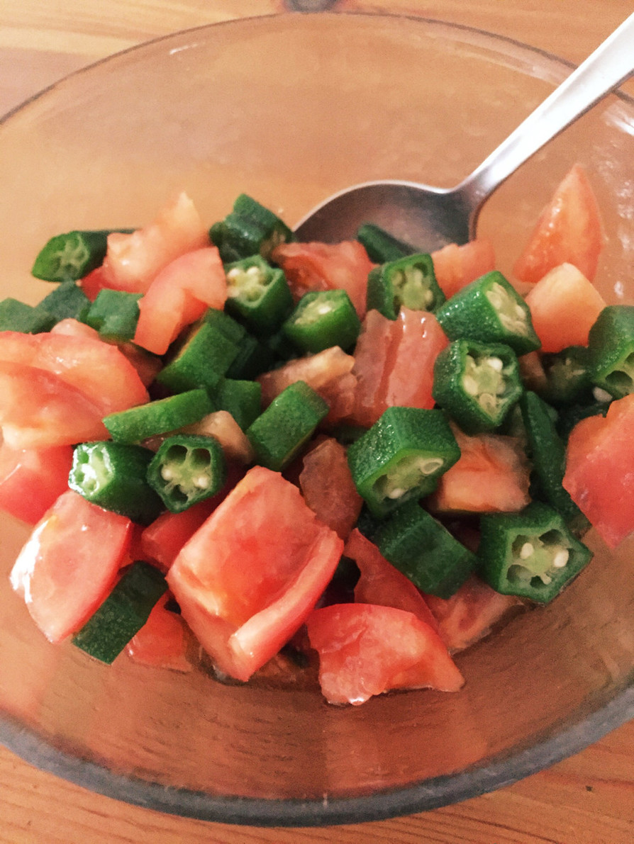 トマトとオクラの簡単サラダ  ゴマ油風味の画像