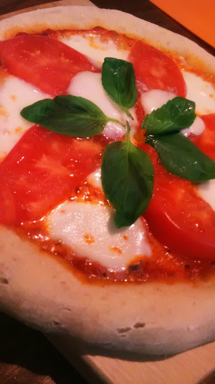 トマトとモッツァレラのヘルシーピザの画像