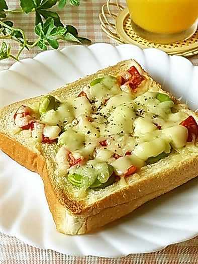 栄養オイルde空豆とミニトマトのトーストの写真