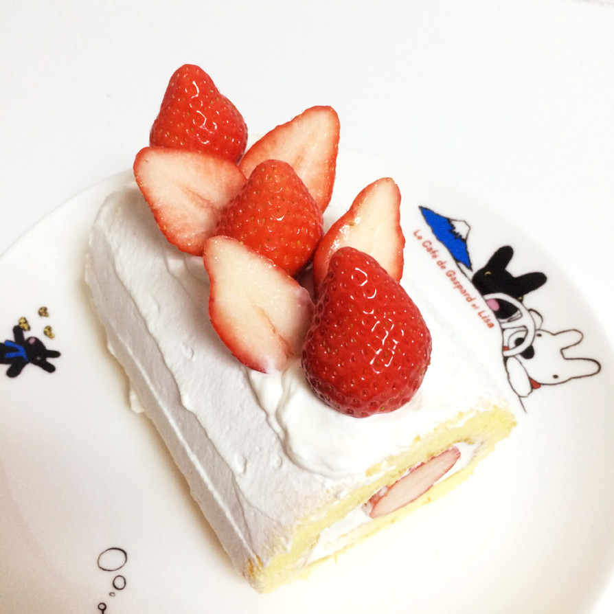 イチゴの純生ロールケーキの画像
