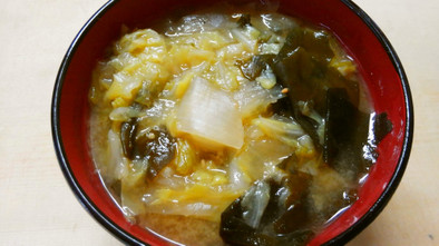 簡単和食にキャベツ玉ねぎワカメのお味噌汁の写真