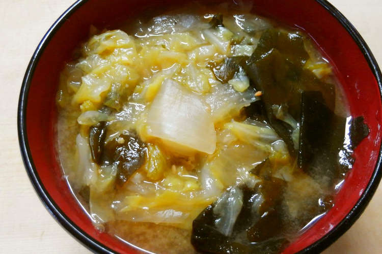簡単和食にキャベツ玉ねぎワカメのお味噌汁 レシピ 作り方 By 331ミミイ クックパッド 簡単おいしいみんなのレシピが370万品