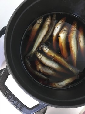 ストウブ(18センチ)で小魚の甘露煮