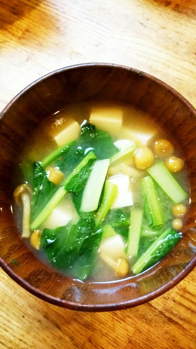 なめこと小松菜と豆腐の味噌汁の写真