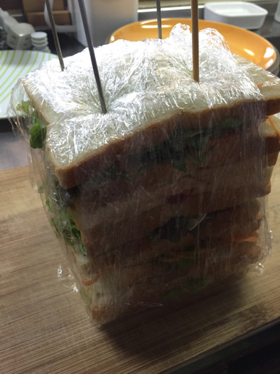 バラけず安心 サンドイッチの切り方の写真