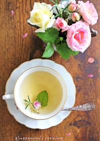 薔薇とレモンバームとローズマリーのお茶