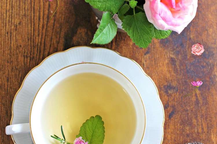 薔薇とレモンバームとローズマリーのお茶 レシピ 作り方 By Gingamom クックパッド