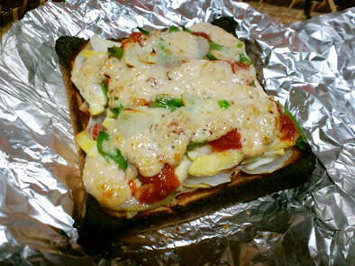 筍とスナップエンドウでピザトーストの写真