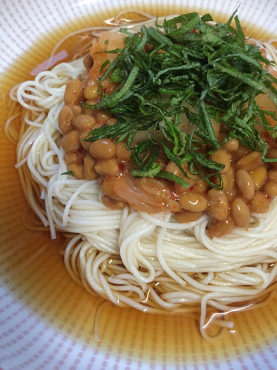 キムチ納豆とたっぷり大葉のせ素麺の写真