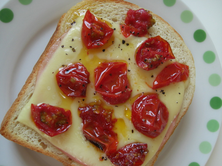 ドライトマトで♪真っ赤なチーズトーストの画像