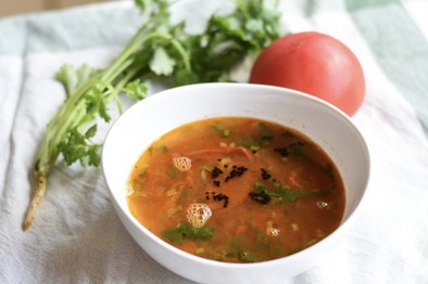 スパイスから作るラッサムスープの写真