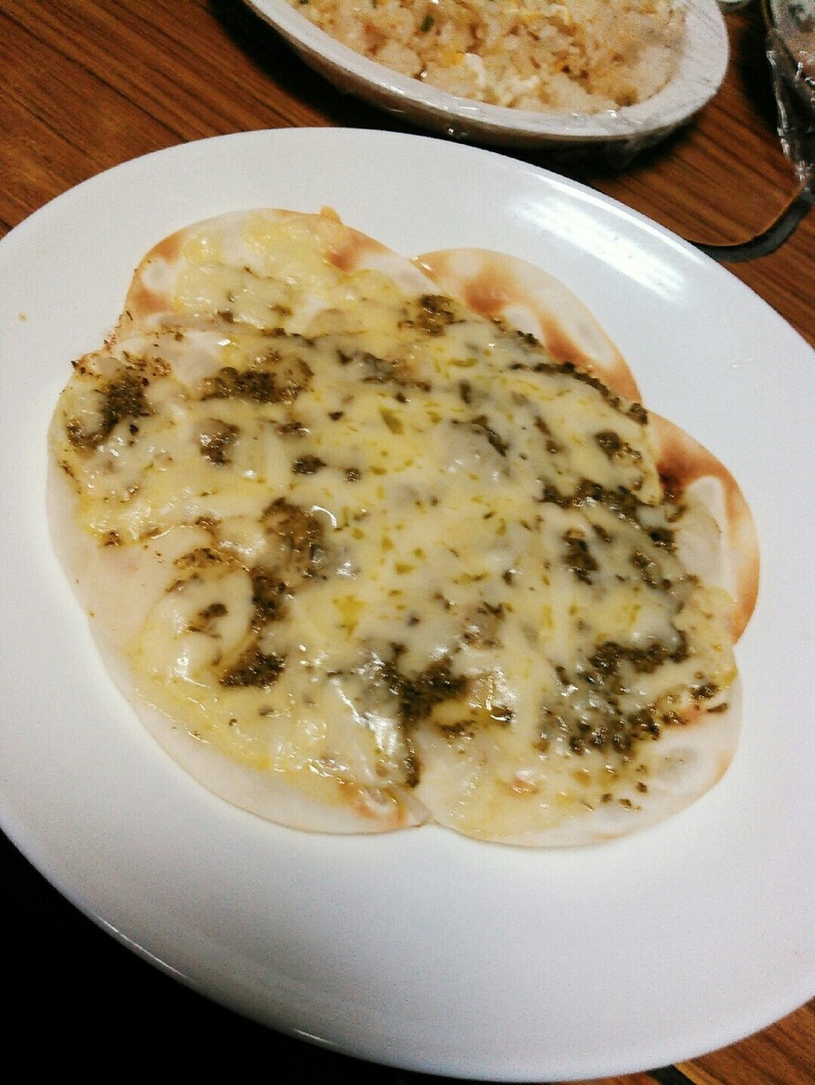フライパンで餃子の皮ピザの画像
