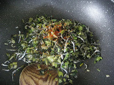 菜っ葉の浅漬けと雑魚の油炒めの写真